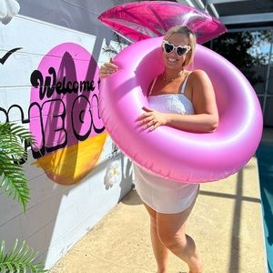 Pink diamond ring float